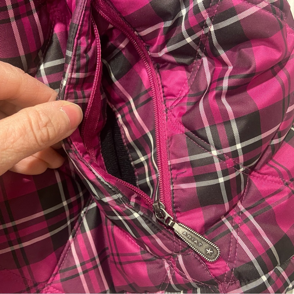 Ariat Women’s Lightweight Equestrian Plaid Puffer Vest Size M Fuchsia & Black - Picture 4 of 11